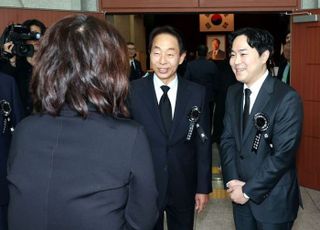 'YS 손자' 김인규 "마지막까지 할머니 배웅"…경선운동 일시중단