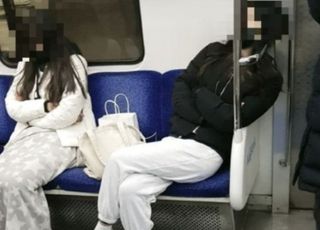 "빈 자리 내 맘대로 쓴다는 데 왜…" 지하철서 잠든 무개념女