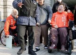 ‘경찰 폭행 혐의’ 전장연 활동가 구속영장 기각…法 "도망 염려 없어"