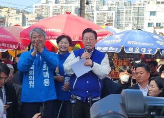 [현장] 피습 후 첫 부산 방문한 이재명…'팬심'은 환대, '민심'은 냉랭