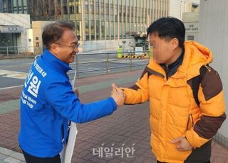 [동행취재] '팬미팅' 방불케한 부평을 박선원의 저녁 인사…여기저기 '따봉'