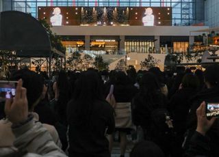 ‘엔터 테넌트’ 성지된 현대백화점 “가상 아이돌 팬 10만명 몰렸다”