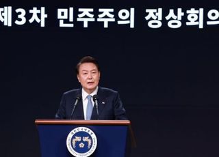 윤 대통령 "AI·디지털기술 활용 가짜뉴스, 민주주의 체제 위협"