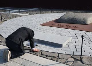 '노무현은 불량품' 양문석, 봉하마을 찾아 무릎꿇어…"사죄의 마음으로 왔다"