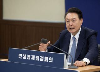 대통령실, '이종섭·황상무 논란' 정면돌파 고수…위기 넘길 수 있을까