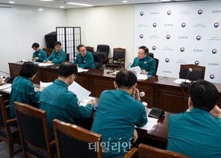 정부, 의료계에 “집단행동 아닌 대화의 장으로 나올 것…대화할 준비 돼 있다”