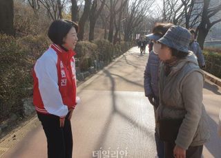 [동행취재] "대한민국 1등 의원이시네"…'송파에 올인' 배현진의 하루는