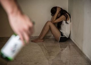 술 취해 욕한 아내 홧김에 소주병으로 폭행한 40대 남편