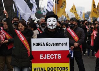 정부의 ‘유연한 대응’에 기고만장한 의사들