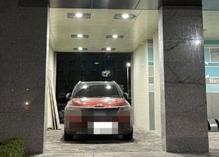 "전용 주차장이냐"…무개념 SUV에 막힌 아파트 보행자 통행로