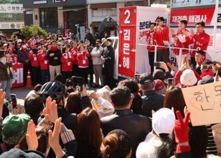 선거운동 첫 휴일… "기회 달라" 한동훈 vs "속지 말라" 이재명