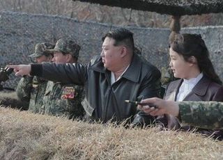 北김정은 부녀 앞에서 군인 추락사…"강풍에도 훈련 밀어붙였다"