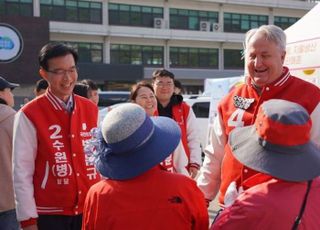 [현장] "선거는 재밌게 해야지~걱정을 하덜 말어!" 인요한, 봄꽃축제 방문규 지원사격