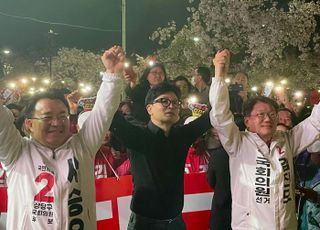 [현장] "김진모·서승우한테 맡겨봐"…한동훈, 마지막 휴일 청주서 '간곡 호소'