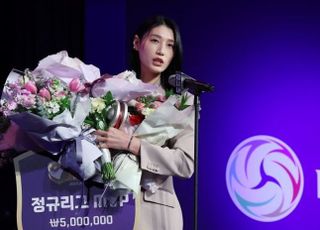 양효진 제친 김연경, 6번째 MVP 영광 "팬들 위해 내년 또 도전"