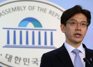 [단독] "너희 부부냐"…현근택 민주연구원 부원장, 검찰 송치