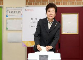 박근혜 전 대통령 본투표…'보수의 위기' 질문엔 '소이부답'