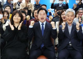 [출구조사] '경기도 정치 1번지' 수원, 민주당 5개 지역구 '석권 전망'