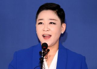 "박근혜 만세" 외쳤던 女가수, 조국혁신당서 금배지 달았다