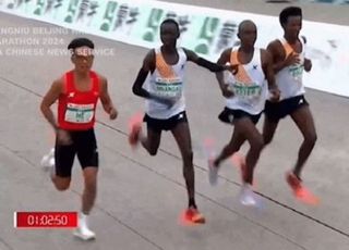 결승선서 속도 줄인 아프리카 선수들…역대급 中 마라톤대회