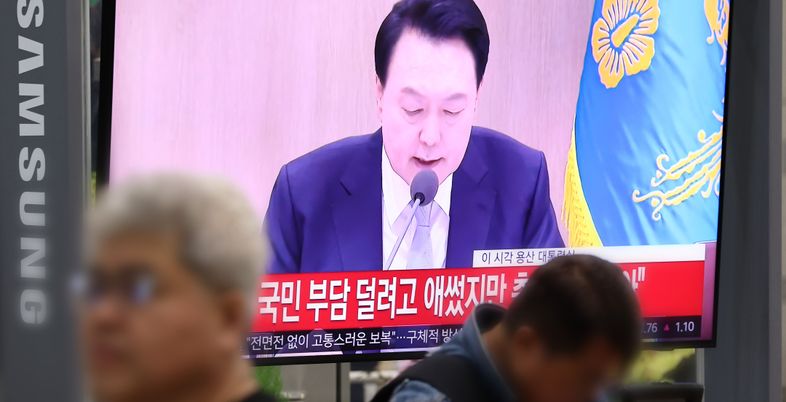 윤 대통령 국정운영 지지율 27%…총선 전 대비 11%p 급락