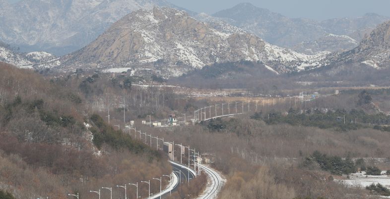 북한, 경의선·동해선 육로 가로등 철거…정부 "北 차관 상환해야"