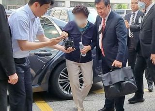 법무부, '잔고 증명서 위조' 尹대통령 장모 가석방 보류