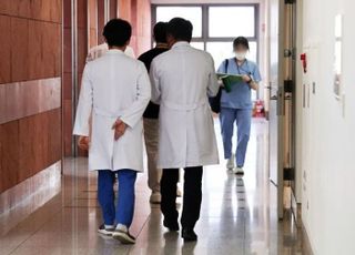 의대 교수들, 25일부터 병원 떠난다…의협 빠진 의료개혁특위, 첫 회의