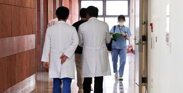 의대 교수들, 25일부터 병원 떠난다…의협 빠진 의료개혁특위, 첫 회의