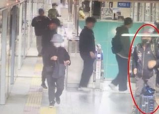 일본인 관광객 두고 내린 여행 가방 '슬쩍'…3000만원 챙기려다 검거된 50대