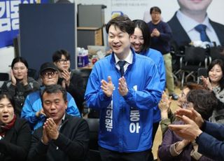 與 "'대장동 변호사' 김동아, 학폭 의혹 소상히 해명하라"