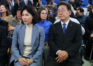 이재명 팔짱 낀 김혜경…2년3개월 만에 공개 행사 참석