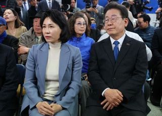 이재명 팔짱 낀 김혜경…2년3개월 만에 공개 행사 참석