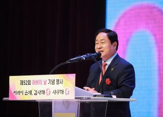 [포토]주광덕 남양주시장, 제52회 어버이날 기념 행사 참석