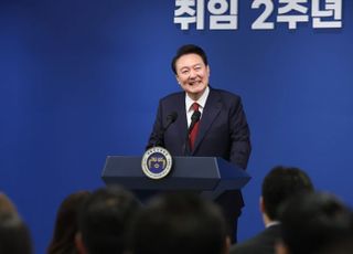 [5/10(금) 데일리안 출근길 뉴스] 불통 이미지 걷어내고 '쌍방향 소통' 재개 신호탄 쐈다 [尹 2년, 앞으로 3년 ①] 등