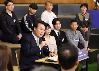 尹, 민생토론회 재개…"노동약자 지원·보호 위한 법률 제정"
