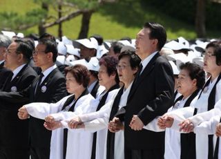 윤 대통령, 3년 연속 '임을 위한 행진곡' 제창…여야 지도부도 광주 총집결(종합)