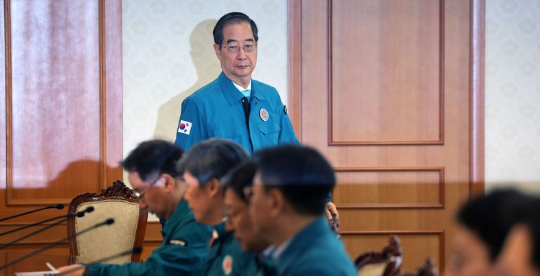 한 총리 "중증·응급환자 집중치료에 군의관 120명 추가 파견"