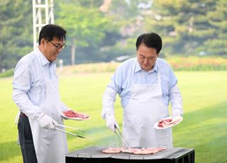 용산서 앞치마 두른 尹, 기자들에게 고기 구워주고 김치찌개 배식