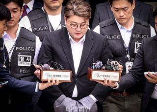 김호중 결국 ‘구속’됐는데…팬덤 “정치 희생양 아니길” 성명