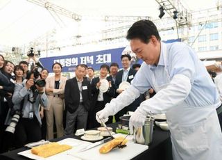 尹, 출입기자단과 첫 김치찌개·바비큐 만찬…"언론 비판 많이 듣고 국정 운영"