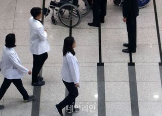 의대교수들 '1주일 휴진 철회' 시사…"정부 꿈쩍 안 할 게 뻔해"