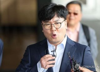 '김건희 여사 명품백' 구매 이명수 기자…검찰 조사 9시간 만에 귀가