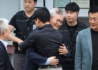 석방된 송영길 "재판 성실히 임해 무죄 입증하겠다"