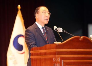 감사원 "文정부 경제수장 홍남기, 국가채무비율 축소·왜곡"