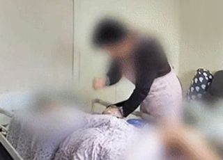 "월급도 올려줬는데 '주먹질' 퍽퍽…말 한마디 못한 치매 엄마"