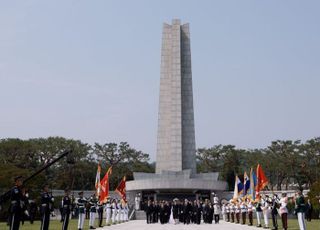 與 "안보에 타협 있을 수 없어…선열 희생으로 평화·자유 지켜"