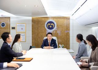 윤 대통령, 중앙亞 순방 중 공군 1호기서 임신한 기자 격려