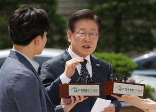 공직선거법 위반 법정의 이재명 "대북송금, 희대의 조작…언론, 검찰의 애완견"