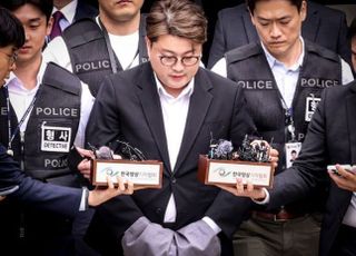 검찰, '뺑소니 혐의' 김호중 구속기소…음주운전은 제외